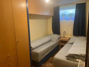 una piccola camera da letto con due letti e una finestra di fewoholz a Heppenheim