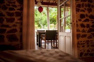 Posezení v ubytování Chambre d'hôte de charme piscine et jacuzzi privatisable, manoir, 1h Lyon