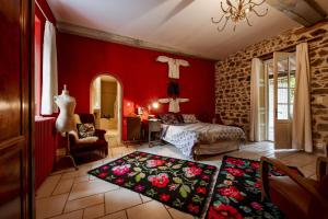 Postel nebo postele na pokoji v ubytování Chambre d'hôte de charme piscine et jacuzzi privatisable, manoir, 1h Lyon