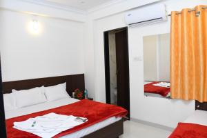 Postel nebo postele na pokoji v ubytování Hotel Sai Shatabdi