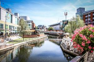 un río en una ciudad con edificios y flores en Luxury 2 Bed in Reading - Free Parking & Fast Wi-Fi, en Reading