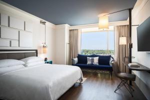 Rúm í herbergi á Renaissance Columbus Westerville-Polaris Hotel