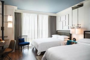Rúm í herbergi á Renaissance Columbus Westerville-Polaris Hotel
