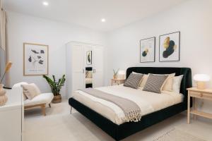Postel nebo postele na pokoji v ubytování Modern 2BR Apartment with Outside Furniture - Close to Sliema, Saint Julians & Valletta