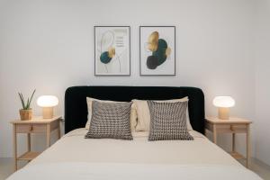 Postel nebo postele na pokoji v ubytování Modern 2BR Apartment with Outside Furniture - Close to Sliema, Saint Julians & Valletta