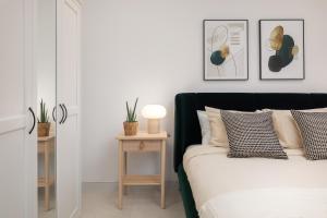 Postel nebo postele na pokoji v ubytování Modern 2BR Apartment with Outside Furniture - Close to Sliema, Saint Julians & Valletta