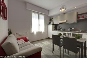 Kuchyňa alebo kuchynka v ubytovaní Dante & Virgilio Apartments by Mamo Florence