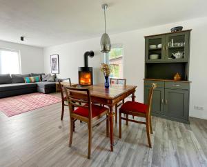 Η κουζίνα ή μικρή κουζίνα στο Haus 8 am Grimnitzsee mit Sauna