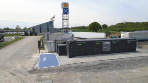 Un estacionamiento con un cartel de estacionamiento frente a un edificio. en Roatel Kirchberg an der Jagst (A6) my-roatel-com, en Kirchberg an der Jagst