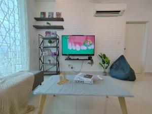 TV a/nebo společenská místnost v ubytování Ipoh D Festivo Suites 6-10pax 10mins to Sunway Tambun by IWH