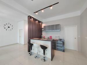 Kuchyň nebo kuchyňský kout v ubytování Ipoh D Festivo Suites 6-10pax 10mins to Sunway Tambun by IWH