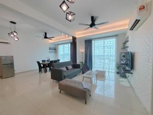 TV a/nebo společenská místnost v ubytování Ipoh D Festivo Suites 6-10pax 10mins to Sunway Tambun by IWH