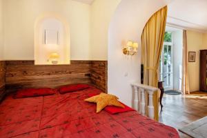Un dormitorio con una cama roja en una habitación. en Villa Schlössle, en Badenweiler