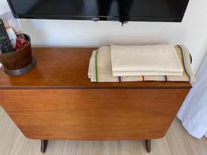 La GuérinièreにあるLa Maisonnetteの木製テーブル(枕2つ付)