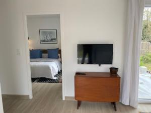 La GuérinièreにあるLa Maisonnetteのベッドと薄型テレビのある寝室