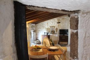 un salon avec une table et un canapé dans l'établissement Lugar São Salvador de Monsanto, à Monsanto