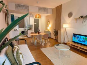 Kampong MakamにあるBeacon Executive Suites by WLのソファとテーブルのあるリビングルーム