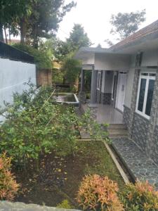 Afbeelding uit fotogalerij van Ast house in Cikareumbi 2