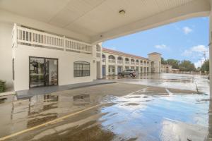 an empty parking lot in front of a building at Motel 6-Canton, TX in Canton