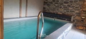 Bazén v ubytování Gîte Les Mélèzes nebo v jeho okolí