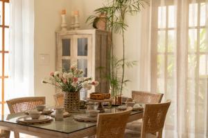 Gambar di galeri bagi ELIVAAS 4 BHK with Pvt pool & Bar - PinkSky di Arpora