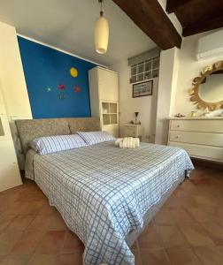 a bedroom with a bed with a blue wall at Casa Vacanze Eloise in Quartu SantʼElena