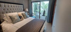 Postel nebo postele na pokoji v ubytování Sophisticated Seafront 3BD Suntrap Landscaped Yard