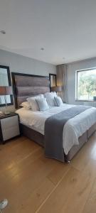 Postel nebo postele na pokoji v ubytování Sophisticated Seafront 3BD Suntrap Landscaped Yard