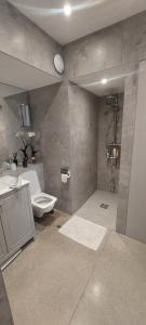 Koupelna v ubytování Sophisticated Seafront 3BD Suntrap Landscaped Yard