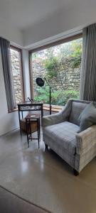 Posezení v ubytování Sophisticated Seafront 3BD Suntrap Landscaped Yard
