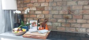 Kuchyň nebo kuchyňský kout v ubytování Sophisticated Seafront 3BD Suntrap Landscaped Yard