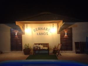 een kamer met een bordje met de tekst eeuwige ampère op de muur bij Universo DG in Maceio