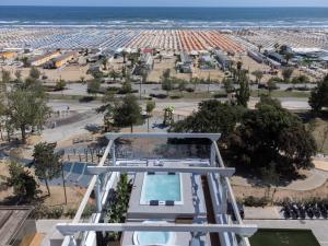 a view of the beach from the balcony of a resort at Hotel De Londres in Rimini