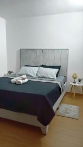 ein Bett mit zwei Handtüchern darauf in einem Schlafzimmer in der Unterkunft APARTAMENTO VACACIONAL - ISLA DE MARGARITA - Th in Porlamar + 54 Fotos