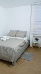 ein Schlafzimmer mit einem Bett und einem Tisch mit einer Pflanze darauf in der Unterkunft APARTAMENTO VACACIONAL - ISLA DE MARGARITA - Th in Porlamar