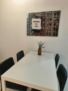 Kampong MakamにあるBeacon Executive Suites by WLの白いテーブルと椅子 +291枚の写真