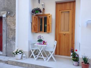 a table and chairs in front of a door at Residenza Ronna Razia in Avola