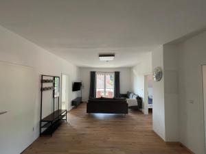 TV a/nebo společenská místnost v ubytování 3 Schlafzimmer l Südbalkon l Waldrand l Saniert + 4 fotografie