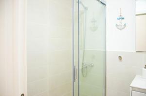 カレタ・デ・ファマラにあるAsana Surf House Famaraの浴室のガラス扉付きシャワー +29枚の写真
