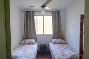 Un dormitorio con dos camas y una ventana en Apê 905 - RioCentro e Parque Olímpico e Farmasi Arena, en Río de Janeiro