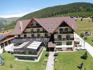 Nespecifikovaný výhled na hory nebo výhled na hory při pohledu z hotelu