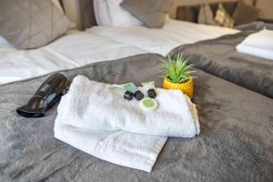 Giường trong phòng chung tại Ealing Manor - 6 beds 3 sofa beds sleeps 9 ppl