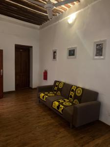 Ruang duduk di Stone Town House
