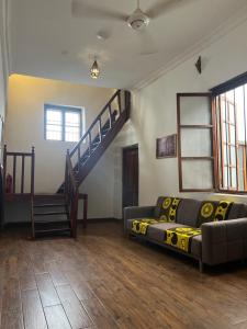 Ruang duduk di Stone Town House