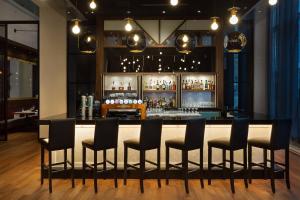 Lounge nebo bar v ubytování Hôtel AC Montréal Centre-ville