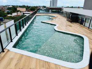 ein Schwimmbad auf dem Dach eines Gebäudes in der Unterkunft Oàsis à beira mar-Porto City 201 in Porto De Galinhas + 1 Foto