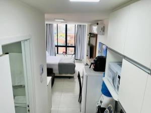 ein kleines Zimmer mit einem Bett und einem Schlafzimmer in der Unterkunft Oàsis à beira mar-Porto City 201 in Porto De Galinhas