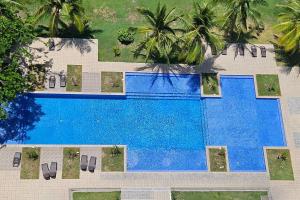an overhead view of a swimming pool with palm trees at Beach Side Escape-Playa Blanca in Río Hato
