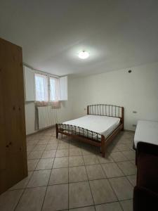 a bedroom with a bed in the middle of a room at CentoMetri Open in San Massimo