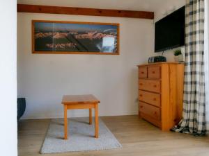 TV a/nebo společenská místnost v ubytování Studio calme avec animaux acceptés à Abondance - FR-1-692-103